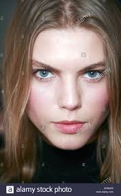 Partnervermittlung petra hat es sich zur aufgabe gemacht, partnersuchende menschen auf zuverlässige art mit einem neuen system. Dkny Backstage New York Herbst Wintermodell Dunkel Blonde Haare Feine Braune Augen Make Up Rosige Wangen Klaren Lipgloss Stockfotografie Alamy