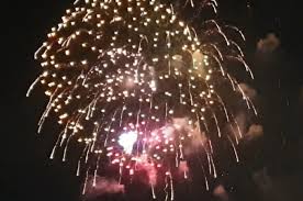 Khoảnh khắc giao thừa được viết ra từ cảm xúc thật của một người nghệ sĩ thường phải đi lưu diễn xa trong những dịp lễ tết. Ca Mau Báº¯n Phao Hoa Táº¡i 5 Ä'iá»m Ä'on Giao Thá»«a Táº¿t Canh Ty 2020