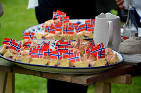 Det är en helgdag och flaggdag i norge. Norges Nationaldag Firas Pa Sundsby Sateri Nyhetersto Se