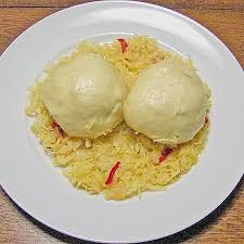 Gefullte Hefeklosse Auf Sauerkraut Von Sternchen1108 Chefkoch Rezept In 2020 Hefeklosse Klosse Hefeklosse Rezept