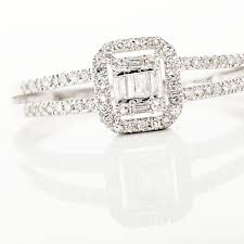 En règle générale, la bague de fiançailles est un anneau en or (blanc la plupart du temps) et. Bagues Avec Pierre Geometrique Carree Or Diamant Ronde Micro Serti Blanc 375 1000 B3dfbdw2gon Histoire D Or