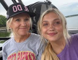 YAY! it's my two favorite people's birthday today!!! Mom, thank you for  being a role model i will always look up too:) Audg, thanks for being the  bestest friend anyone could ask