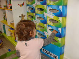 Boites A Toucher Les Enfants D Abord Boites Sensorielles Activite Pour Tout Petits Enfant