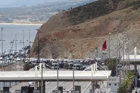 La frustración de cientos de jóvenes devueltos provoca disturbios con la policía. Marruecos Estudia Reservar Un Carril Especial Para Los Ceuties En La Frontera El Pueblo De Ceuta