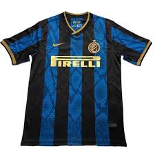 Strisce verticali rossonere, ma questa volta di larghezze differenti. Negozio Maglie Calcio Inter Milan Prima 2021 2022