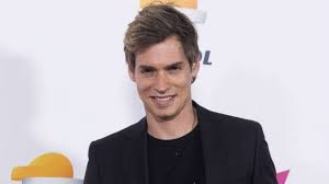 Es un cantante, compositor y presentador venezolano, aunque de origenes españoles ya que su padre es de tenerife. El Hijo Del Cantante Carlos Baute Reclama En El Juzgado