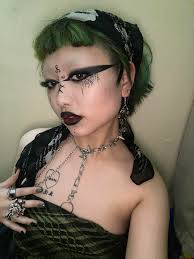 Hi everyone :,) My names Ciara, I'm from Clare/Limerick but I've moved up  to Belfast recently and I don't really know anybody 🫠 if anybody's around  Belfast I'd love to make some