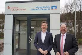 Als leistungsstarke und leidenschaftliche genossenschaftsbank arbeiten wir nachhaltig in der. Sparkasse Sudliche Weinstrasse Und Vr Bank Sudliche Weinstrasse Wasgau Eroffnen Gemeinsamen Pavillon Pfalz Express