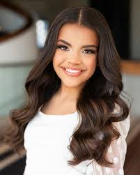 Lauren Arnett's Instagram, Twitter & Facebook