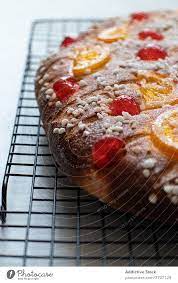 Mehl in eine schüssel 3.teig in eine vorbereitete kchenform füllen. Coca De San Juan Torte Mit Orange Und Frohlich Dekoriert Ein Lizenzfreies Stock Foto Von Photocase