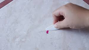 Eine gute alternative dazu ist jedoch fliesenlack. Nagellack Von Fast Jeder Oberflache Wegbekommen Wikihow