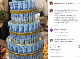 Hahahahhahhahahaaaa (emoji) beli kue sendiri, ngasih kejutan ultah buat diri sendiri, tiup lilin yang dipasang sendiri, 9emoji) @lambe_turah, tutur akun @marsha.13. Vanessa Angel Bakal Hibahkan Uang Yang Dijadikan Kue Ulang Tahun Suami Berminat