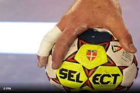 Um jogador arremessa à baliza durante uma partida de handebol. Resina Nas Maos Esqueca Vem Ai Uma Nova Bola Zerozero Pt