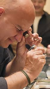 The PAM Click release system allows the wearer to easily change of the look  of the watch, offering versatility and making Luminor Due a must have for  every occasion. Simply apply pressure