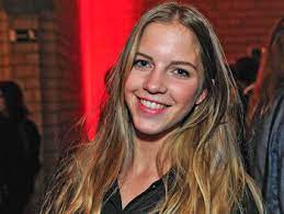 Belgian singer, actress and tv host who became known as a finalist on the belgium junior eurovision song. De Week In Het Showbizzuniversum