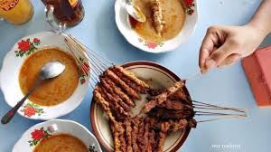 Menu yang disajikan telah diolah sedemikian rupa sehingga sudah sesuai dengan lidah masyarakat lokal. Sate Ayam Pak Kadirun Juaranya Sate Ayam Kampung Enak Di Blora