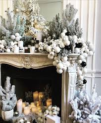 Maison Christian Dior Apartment Decorating With Christmas Lights Christmas Interiors Holiday Decor