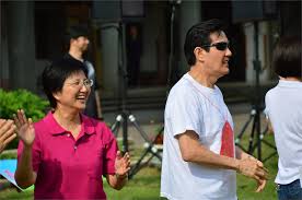 香港迪士尼遇到邱淑貞 是ptt上著名的簽名檔以及流行用語，至今仍然沒退流行。 2007 年 11 月 2 日，有人在八卦板對香港女星邱淑貞發表了看法，bluewinds 在推文表示他在香港遇到邱淑貞的經過，結果被鄉民插推文，內容變成： → bluewinds:我在香港迪士. Mmfwj2ata9kmmm