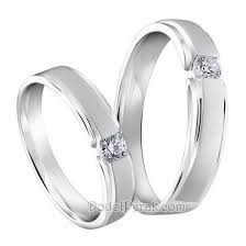 Emas putih nantiya akan diberikan lapisan logam putih, yaitu rhodium yang dapat membuat cincin semakin terlihat berkilau. Cincin Kawin Emas Putih Perak Gd41017 Cincin Kawin Golda Romantic Rings Gold Ring Designs Gold Ring Images