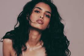 Richelle S Face Splits Into A Grin Beauty Female Character Inspiration Pretty People