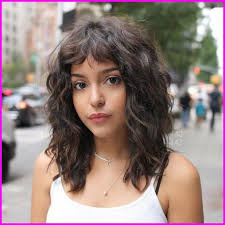 Best Short Haircuts For Curly Hair Round Face 2019 Check These Latest Curly Short Hairstyles Best S Wavy Haircuts Curly Hair Trends Haircuts For Curly Hair