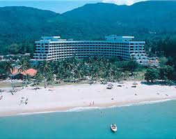 At the beach, families are already deep in the action, shaping golden sand into architectural masterpieces. Penang Hotel Golden Sands Resort By Shangri La
