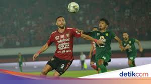 Tujuan umum menggiring bola dalam permainan sepak bola adalah menguasai bola agar tidak direbut oleh lawan. 5 Teknik Dasar Sepak Bola Untuk Pemula Wajib Tahu