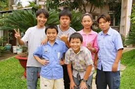 Angela phương trinh sinh năm 1995, nổi tiếng từ lúc chín tuổi qua các bộ phim kính vạn hoa, mùi ngò gai, người mẹ nhí. Dan Diá»…n Vien Kinh Váº¡n Hoa Ngay áº¥y Bay Giá» Ra Sao