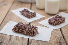 Le barrette di cioccolato e riso soffiato siamo abituate a vederle confezionate (i cerealix) ma possono essere preparate in casa, magari utilizzando la cioccolata avanzata delle uova di pasqua (che abbonda sempre nelle case di chi ha bambini), e date per merenda con un po' di latte. Barrette Cioccolato E Riso Soffiato Tipo Cerealix Ideericette