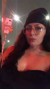 Hannah Burd's Instagram, Twitter & Facebook