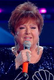 Cristiano malgioglio, giovanna botteri, pino strabioli, roberto poletti, francesca barra e claudio santamaria. Orietta Berti Sanremo 2021 Anello Con Nome E Le Conchiglie Sul Seno