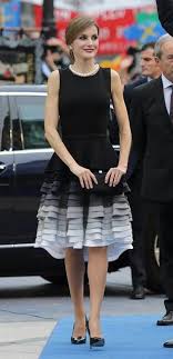 Eres la madrina y tienes que estar fantástica para una boda tan especial. Felipe Varela Disena Un Vestido Muy Espanol Mostrando Que No Pasa De Moda Felipe Varela Design Showing A Very Spanish Dress That Nev Vestidos Vestido Letizia Y Vestidos Cortos
