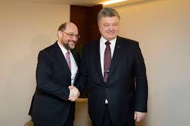Порошенко похудел, поменял прическу и, как полагают специалисты, сделал подтяжку. Snimok Poroshenko V Pidzhake Zapravlennom V Bryuki Udalili S Oficialnogo Sajta Prezidenta