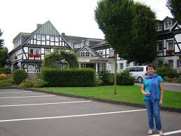 Mit direkt angeschlossenem golfplatz und gestüt, sowie kostenfreiem spa und großen schwimmbad begrüßt sie unser hotel. Hotel Parking And Side Entrance Bild Von Romantikhotel Platte Attendorn Tripadvisor