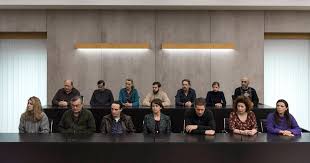 Twaalf burgers moeten de waarheid achterhalen en haar lot bepalen. The Twelve Review An Impressive Netflix Courtroom Drama