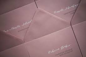 Briefumschlag beschriften mit word vorlage. Hochzeitseinladung Umschlag Weisse Beschriftung Rosa Hochzeit Kalligrafie Lernen Moderne Kalligraphie