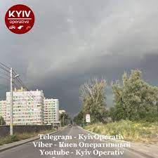 Люди толпятся у входов в метро, которое уже затопило. Q3wlavrxb4s6im