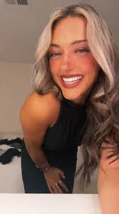 Leah Mortimer's Instagram, Twitter & Facebook