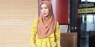 Scopri ricette, idee per la casa, consigli di stile e altre idee da provare. Tips Padupadan Busana Hijab Warna Kuning Hijab Dream Co Id