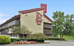 İşletmede ayrıca havuz ve ücretsiz kahvaltı bulunuyor. Red Roof Inn Louisville Expo Airport Louisville Kentucky Hotel Motel Lodging