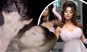 Ariana grande didn't walk a traditional red carpet tonight at the mtv vmas with her new boyfriend dalton gomez, but the couple still managed to have a sweet moment during the show. Ariana Grande Shares A Romantic Kiss With Her Boyfriend Dalton Gomez In New Behind The Scenes Photos Daily Mail Online