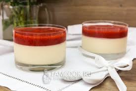 Dip each dariole in boiling water for a second to loosen, then turn each panna cotta out onto a plate. Panna Cotta Con Salsa Alle Fragole