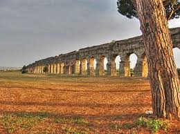 È una grande opera idraulica costruita nel i secolo al tempo dell'imperatore romano di nascita spagnola traiano per portare alla città l'acqua dalle sorgenti del riofrio a 17 km di distanza, compiendo l'ultimo. Acquedotto Romano Wikipedia Italia Paesaggi Roma