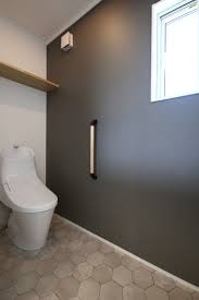 黒いアクセントクロスとタイル柄のクッションフロアで雰囲気のあるトイレに トイレのデザイン トイレのアイデア トイレ インテリア