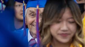 Un hombre de 78 años obtiene su título de bachillerato 60 años después de  examinarse