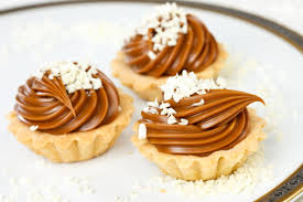 Con mia mamma che con un triangolino di tessuto era in grado di confezionare un vestito. Le Crostatine Con Crema Ganache Al Cioccolato Bianco E Caffe Ginger Tomato