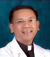 Linh mục Bác sĩ Phạm Hữu Tâm đi phục vụ tâm điểm coronavirus ở New  YorkSàiGòn Weekly Online