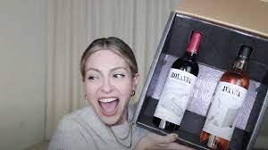 ¿estoy súper decepcionada de historias liquidas de anna sarelly, mi pedido llego incompleto, además la caja nada que ver como la prometía, en pésimo estado, mi botella llegó toda pegajosa y manchada de no sé qué, alguien sabe dónde puedo hacer la queja de pedido incompleto?, se lee en. Anna Sarelly Lanza Su Propia Linea De Vinos Donde Puedes Comprarlos Gluc Mx