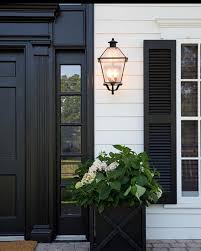 Doing An Outdoor Lighting Schedule This Morning Can T Ever Beat A Beautiful Lantern With A Black And White Palette Ou Udendorslys Eksteriordesign Hus Farver