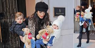 May 13, 2021 · amal clooney always knows how to liven up a drab workday. Amal Alamuddin Super Mamma Con I Gemellini Ella E Alexander Mai Vista Cosi E Lui E Imbronciatissimo Gossip